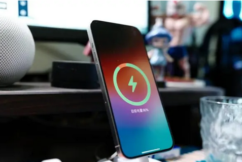 六弓乡苹果15换屏服务分享用什么充电器给iPhone15充电更好 